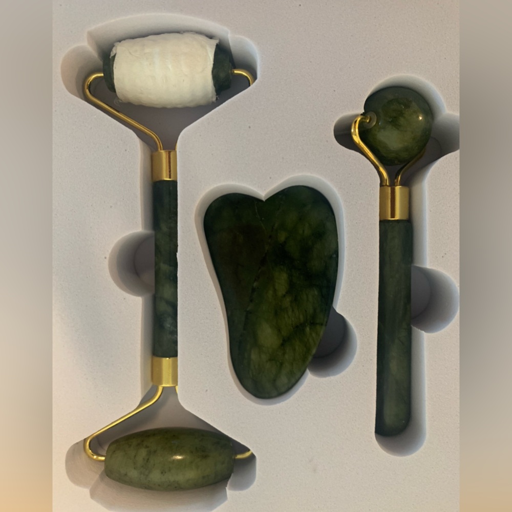 NIB Jade Facial Roller Kit With Gua Sha Tool